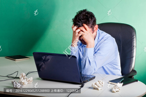 失意的商人在他的辦公室