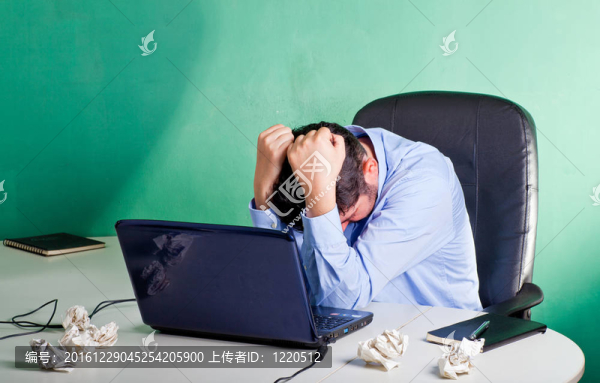 失意的商人在他的辦公室