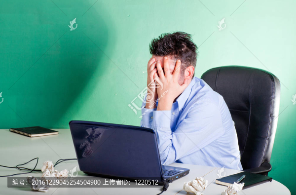 失意的商人在他的辦公室