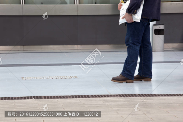 走在人行道上