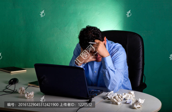 失意的商人在他的辦公室