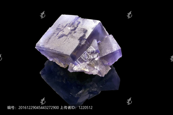 黑色背景上的螢石晶體