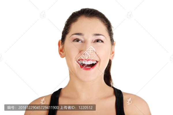 一個快樂的年輕女人仰視的肖像。