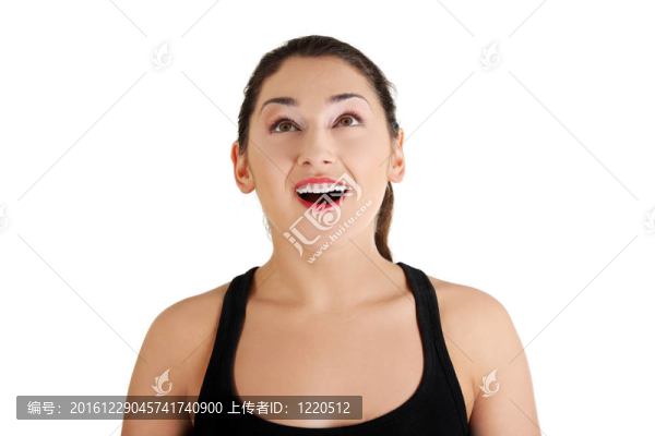 一個快樂的年輕女人仰視的肖像。