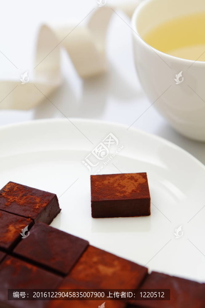 美味的手工甜巧克力與綠茶