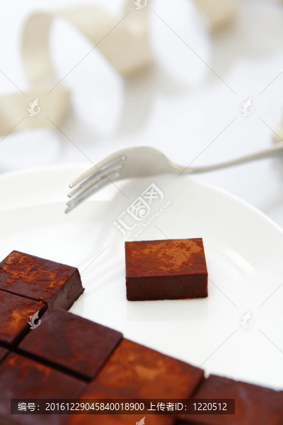 美味的手工巧克力與金屬叉