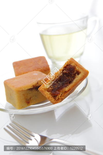 美味的菠蘿蛋糕配綠茶和叉子