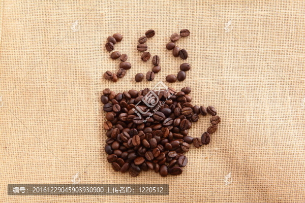 咖啡豆安排在亞麻背景咖啡杯