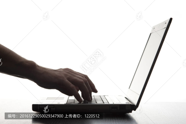 筆記本電腦打字的剪影