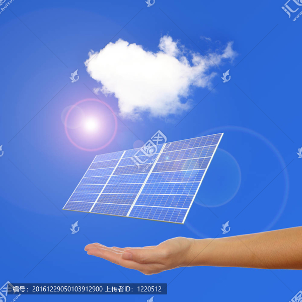 太陽能電池板；陽光和藍(lán)天背景