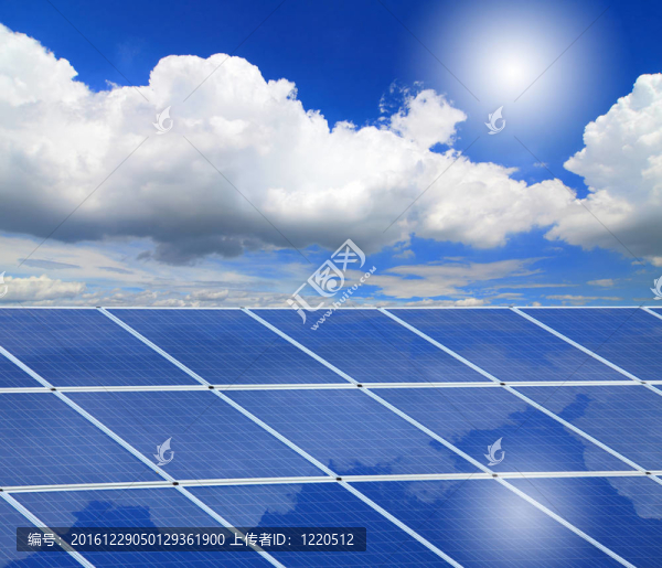 反射藍天的太陽能電池板；白云和太陽