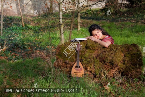 女孩在大木頭上做白日夢
