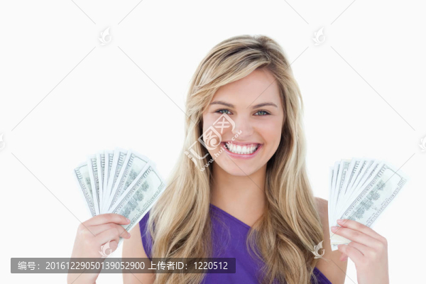 快樂的金發(fā)女人拿著兩個音符的粉絲