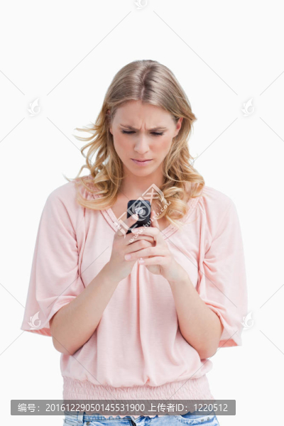 一個神情嚴(yán)肅的女人正看著她的手機