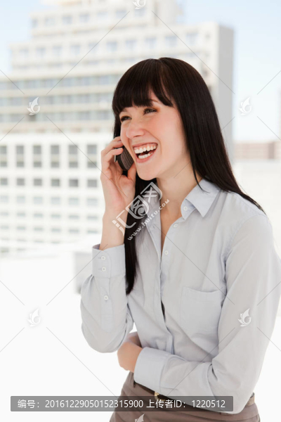 女人在辦公室里用手機笑