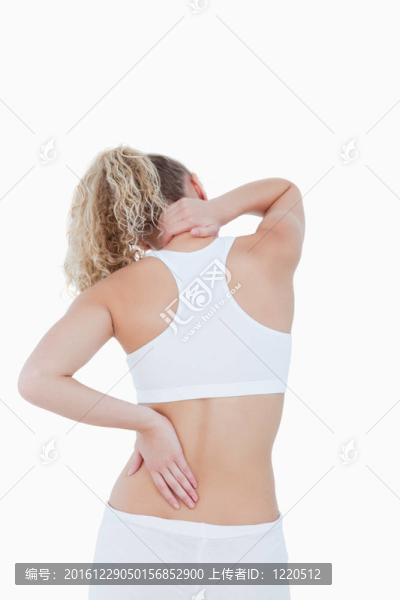 金發(fā)女郎觸摸她痛苦的脖子和背部對白色背景
