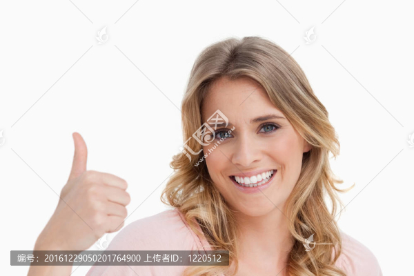 年輕的微笑女人豎起大拇指