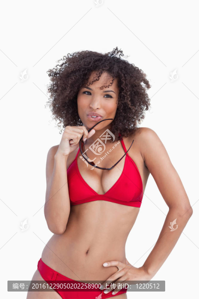 年輕的女人抱著她的太陽鏡撅起的嘴唇