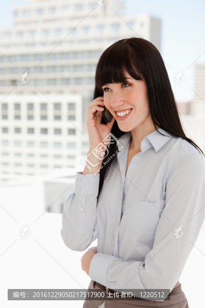 辦公室里微笑的女人在手機(jī)上交談