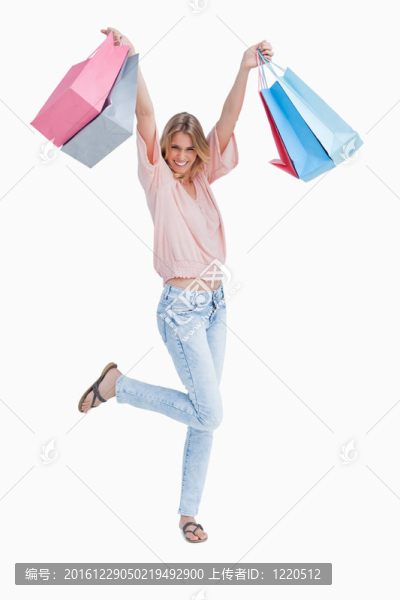 一個女人站著拿著購物袋