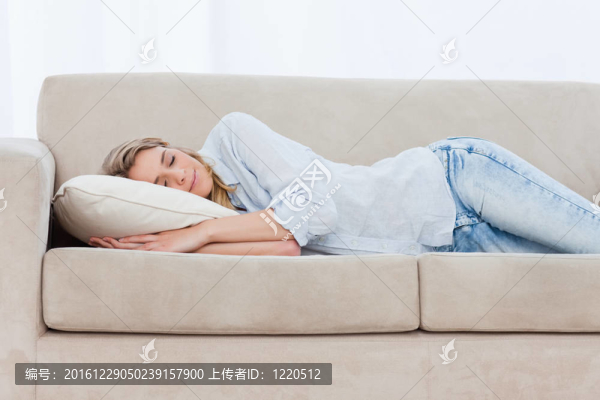 一個(gè)睡著的女人躺在沙發(fā)上