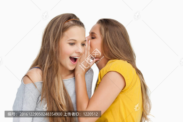 年輕的女人對她的朋友耳語