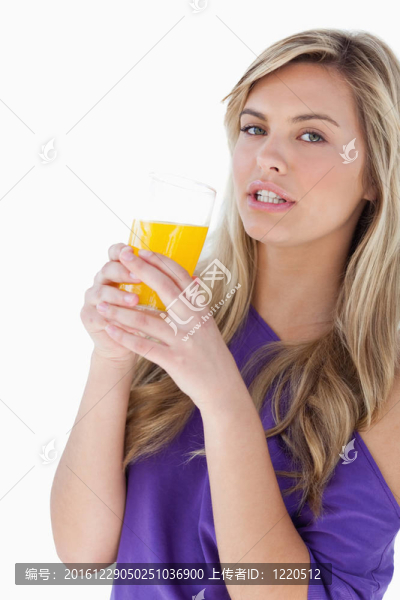 迷人的金發(fā)女子拿著橙汁