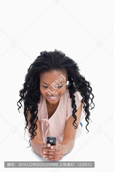 一個(gè)幸福的女人在看她手機(jī)前的鏡頭