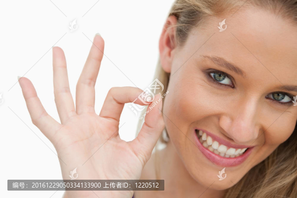 靠近一個(gè)年輕女子指著批準(zhǔn)