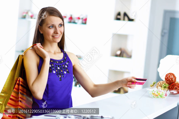 年輕婦女購物