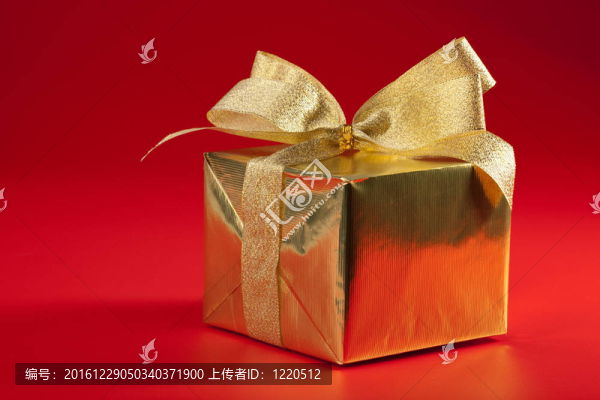 金色禮品盒紅色背景