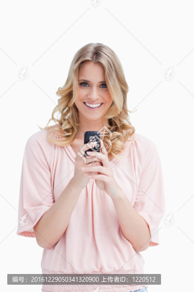 一個拿著手機的女人在看相機