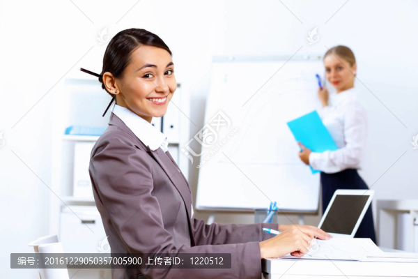 女青年上班服上班