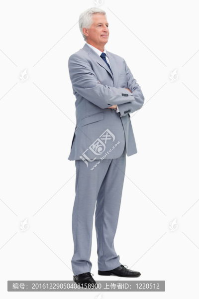 穿著折疊衣服的男子