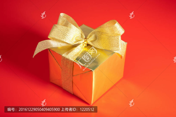 帶紅色背景的金色禮品盒