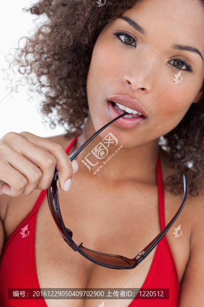 周到的黑發(fā)女人看著相機按住他