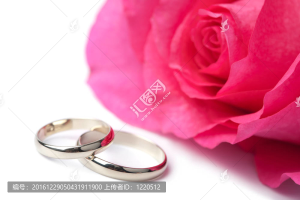 結(jié)婚戒指和粉紅玫瑰