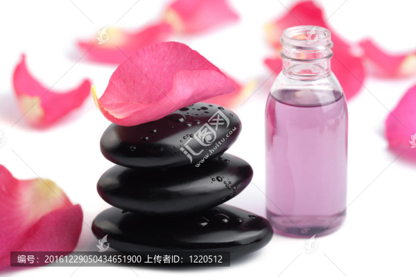 溫泉石；精油和玫瑰花瓣