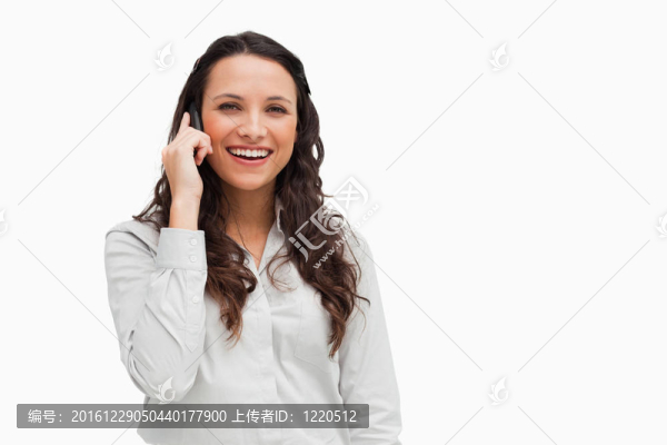 靠近一個黑色的鬼臉而打電話