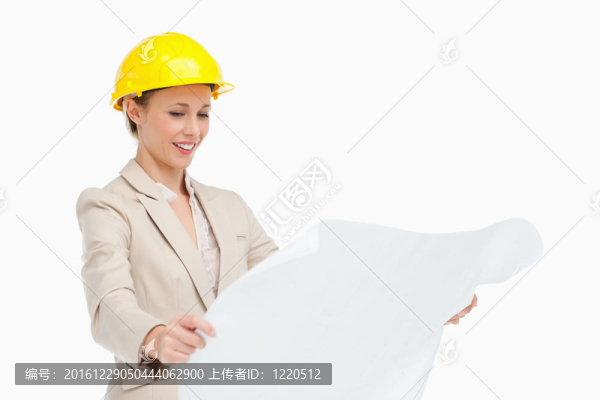 微笑的女人穿著西裝看計劃
