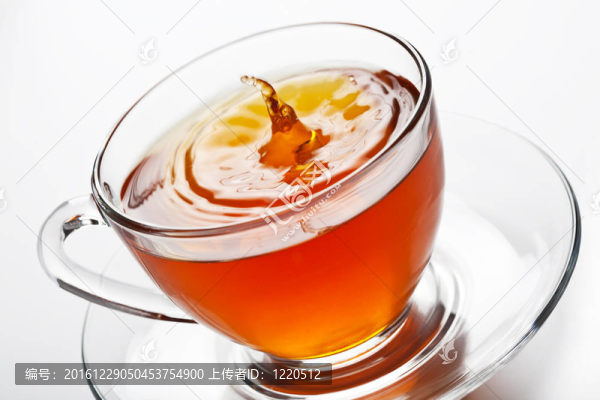 玻璃杯里的茶水