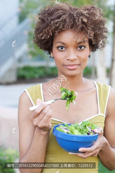 漂亮的非洲裔婦女吃沙拉