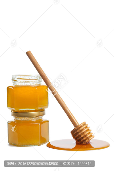 帶蜂蜜和瓶子隔離的木勺