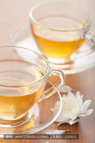 一杯綠茶和白花
