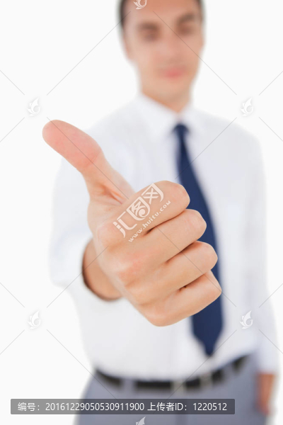 一個男人豎起大拇指