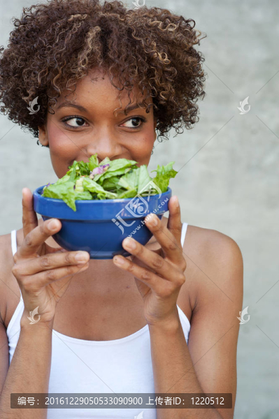漂亮的非洲裔婦女沙拉；健康的生活方式