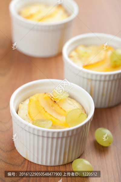 蛋糕和水果