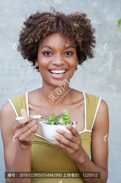 漂亮的非洲裔婦女沙拉