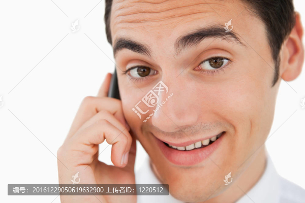 一個快樂的男人用手機打電話