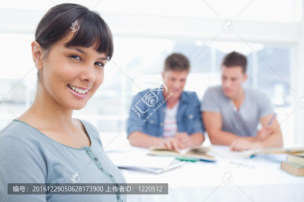 一個(gè)焦點(diǎn)對(duì)準(zhǔn)了那個(gè)和朋友看相機(jī)的女人
